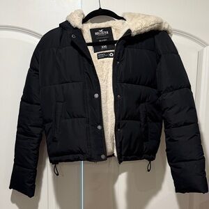 Hollister Women's Black Cropped Puffer Coat with Fur Lining